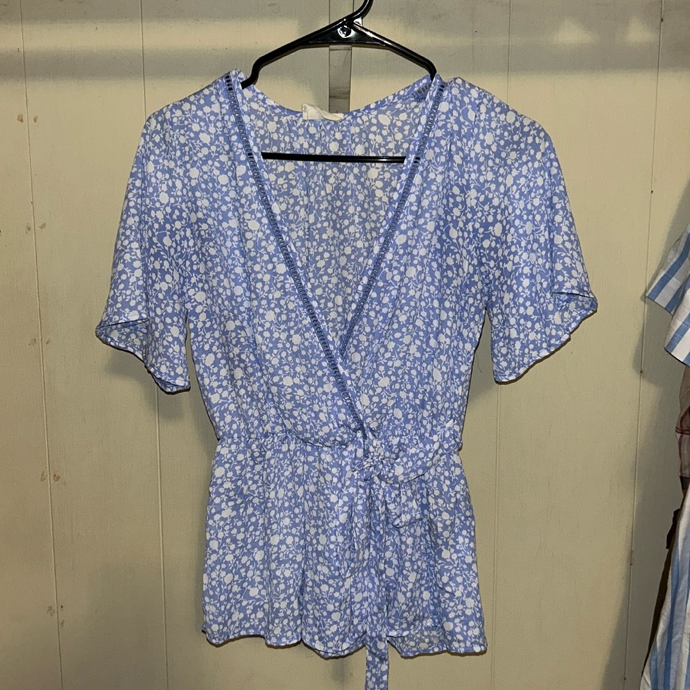 Size small blue and white floral top with v-neck. Sienna Sky. Bowtie for looks.